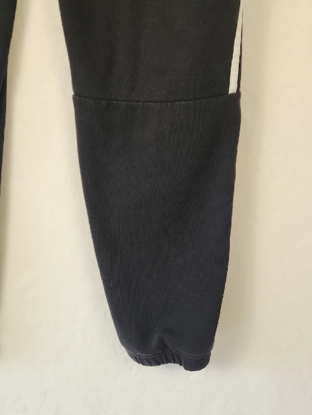 Adidas Sweatpants Men's XL‎ Black with White Stripes On The Side.
